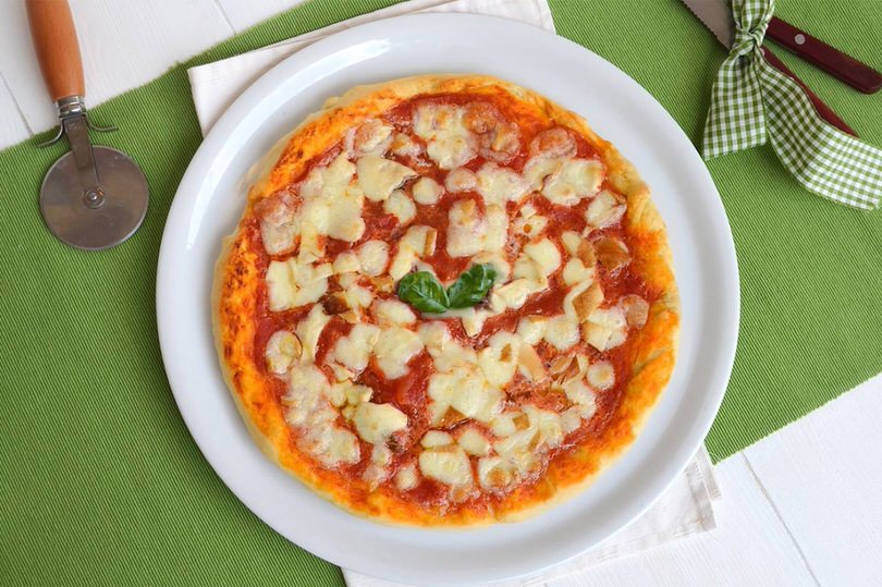 Pizza margherita sul testo - Ricetta di Misya