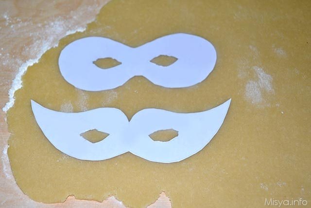 Come fare un biscotto a forma di maschera di carnevale - cakemania.it 