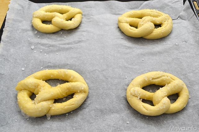 Bretzel con Zuccherini Colorati in Plastica - H 7 cm - Il