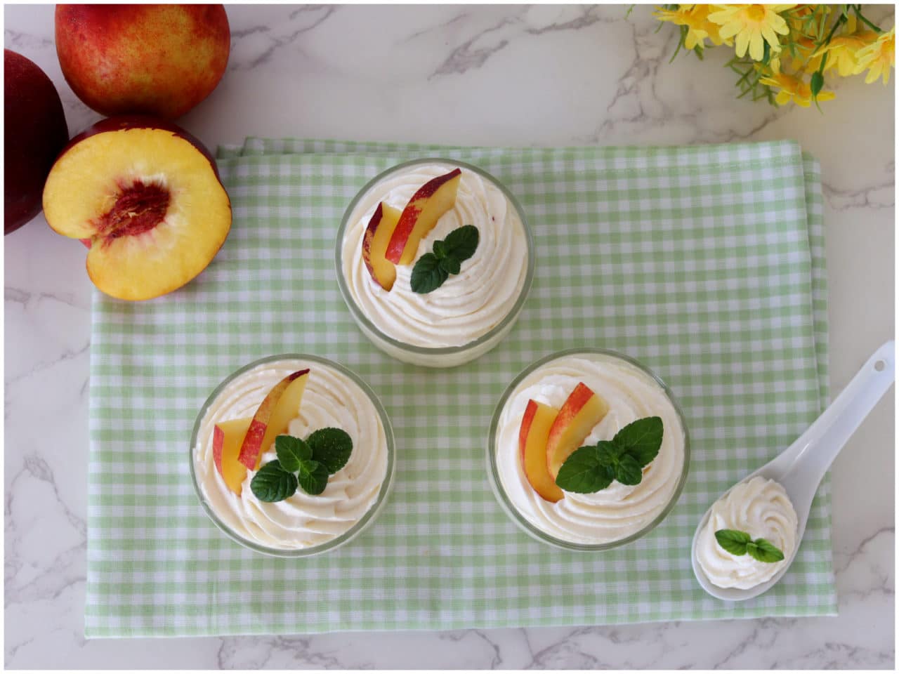 Mousse con purea di pesche, crema di yogurt e frutta fresca su