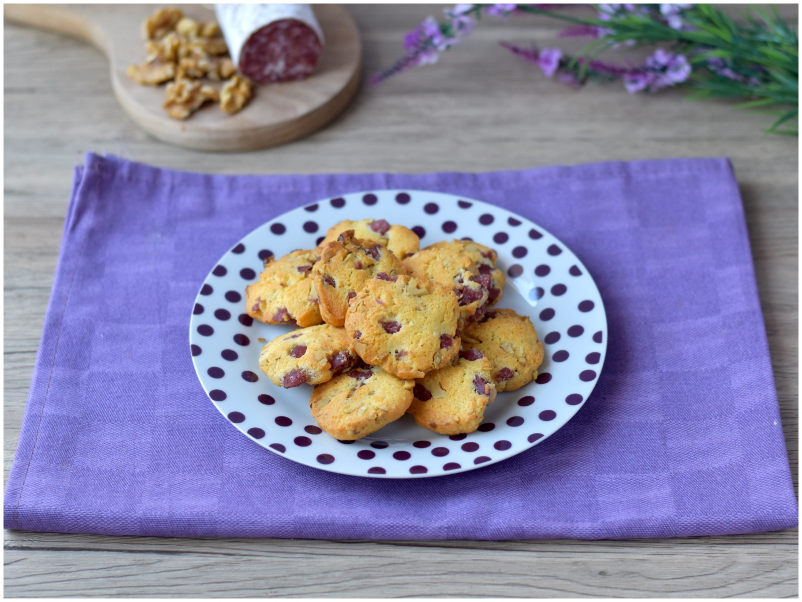 Biscotti salati al salame