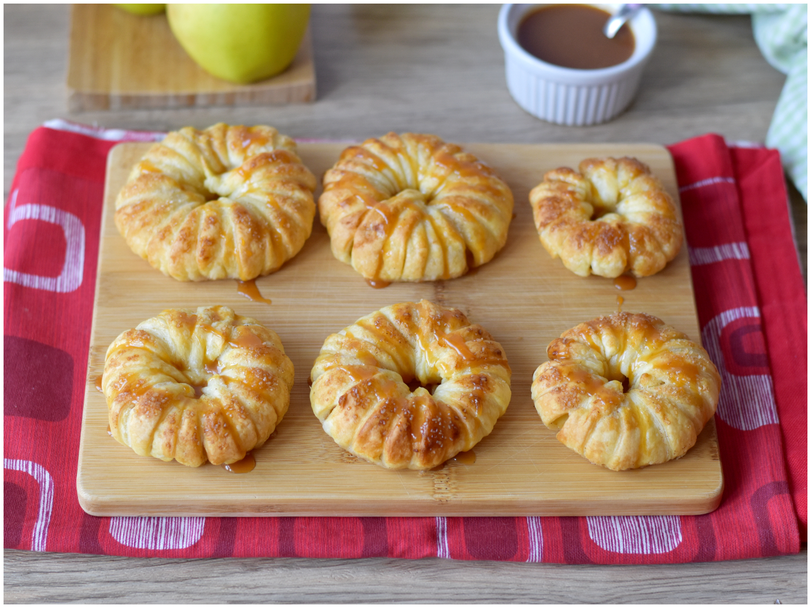 Ciambelle di mele in sfoglia